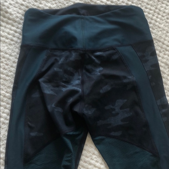 Lululemon Capri in teal camo - Picture 5 of 6